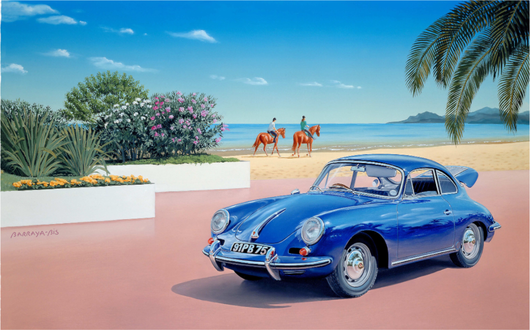 Une Porshe bleu est garée sur le parking d'une magnifique plage. Deux cavaliers se promènent au loin.