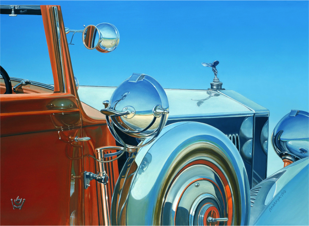 Gros plan sur une magnifique Rolls en argent qui reflète la plage dans sa carrosserie.