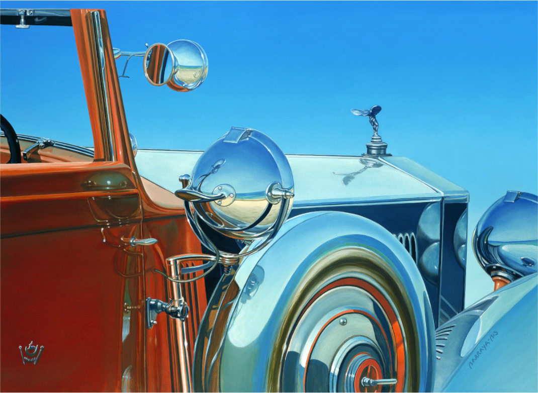 Gros plan sur une magnifique Rolls en argent qui reflète la plage dans sa carrosserie.