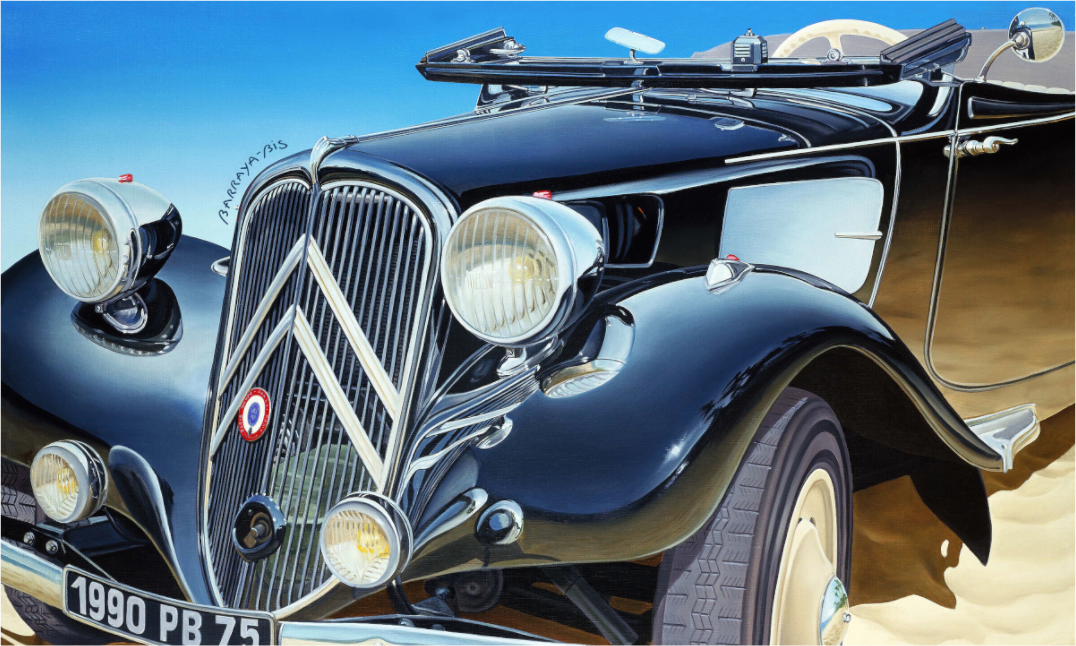 La traction décapotable, ornée de sa plaque bleu, blanc, rouge, évoque toute une époque, celle des années 1950. Cette voiture est plus qu'un simple véhicule.