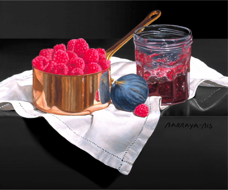 Sur une nappe à troutrou, est posée une petite casserole en cuivre avec des framboises, à coté d'un pot de confiture entamé et une figue