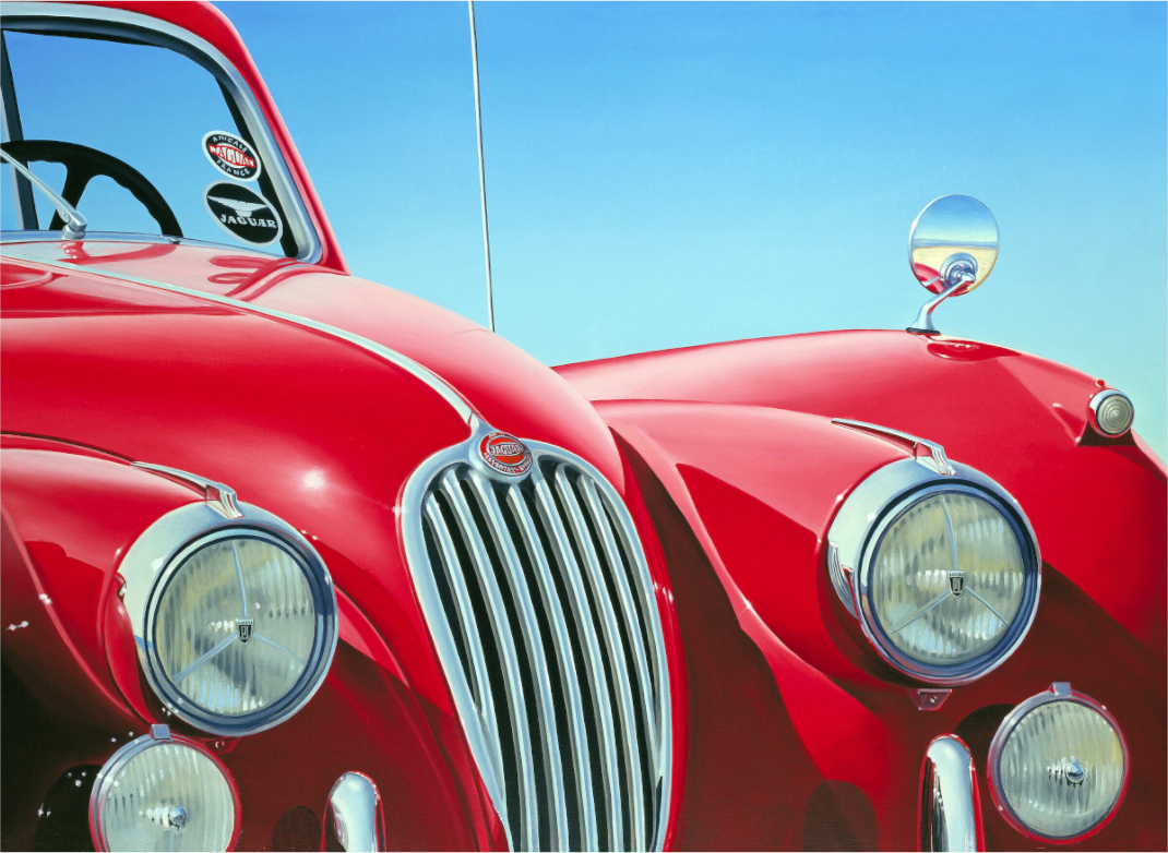 gros plan sur une Jaguar rouge qui scintille au soleil.