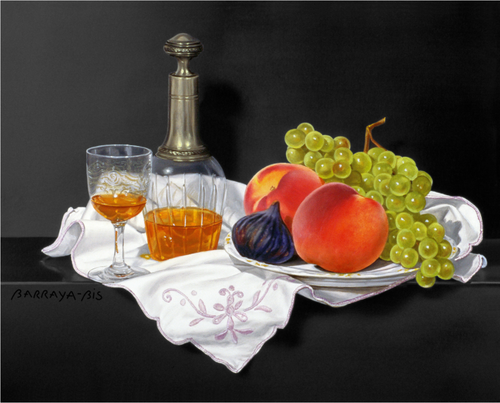 Sur une nappe brodée, une très jolie bouteille de liqueur bénédictine, avec à ses cotés un verre à moitié plein, donne une touche de réalité à la table. À ses côtés, une assiette garnie de fruits frais.
