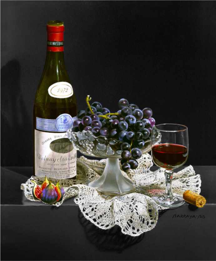 Une bonne bouteille de bourgogne trône majestueusement sur une nappe à troutrou, avec une grappe de raisin noir, un verre de bourgogne; une figue ouverte.