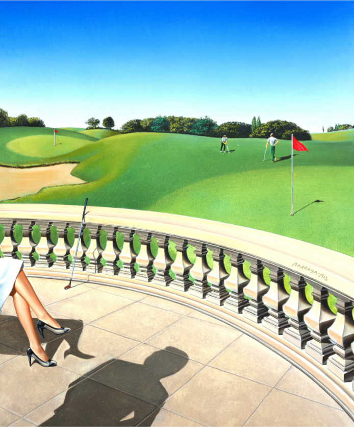 Sur une terrasse une jeune femme regarde les golfeurs sur un green ensoleillé.