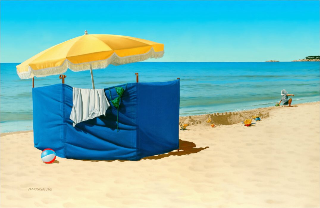 Un paravent bleu avec un parasol jaune devant la mer abrite probablement un couple. Leur enfant fait des châteaux de sable au bord de l'eau.