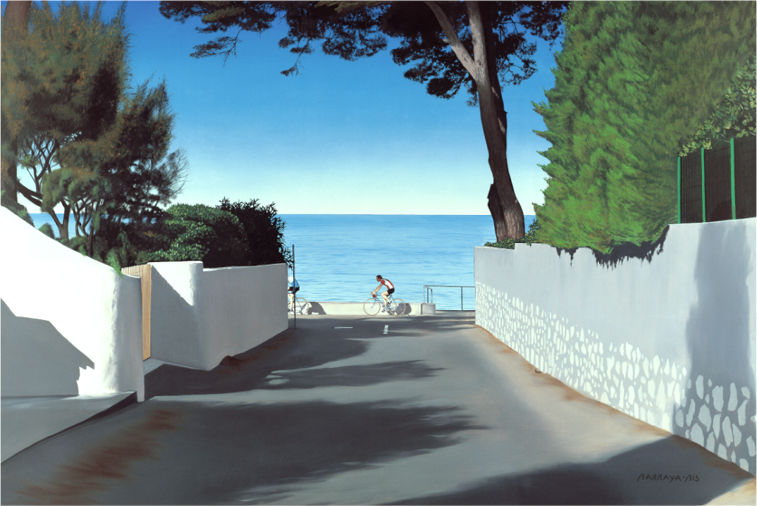 un chemin très ensoleillé descend sur le bord de mer ou circulent des cyclistes du dimanche.