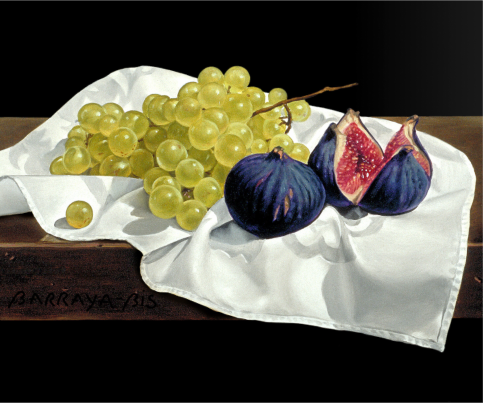 Dux figues et une grappe de raisin blanc sur une nappe légère blanche.