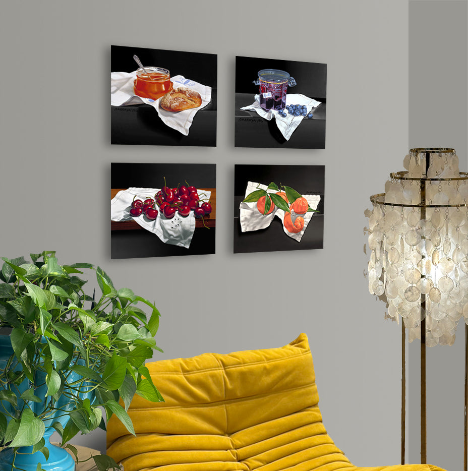 Quatre tableaux dont Myrtillerie. accrochés dans un appartement