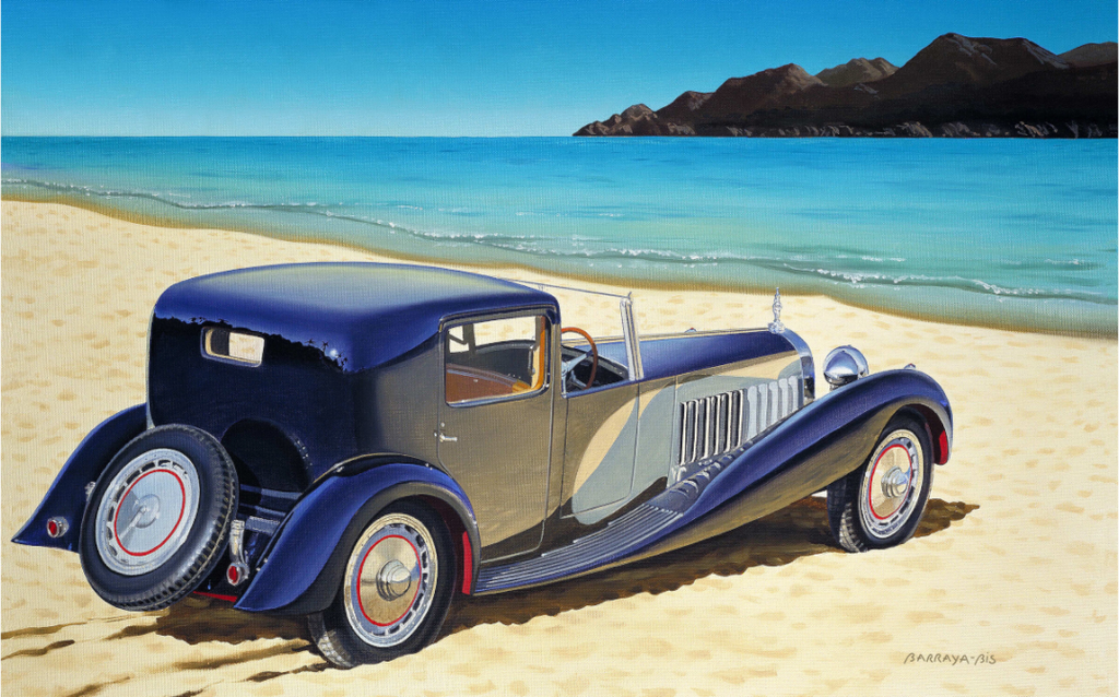 sur une plage ensoleillée une énorme Bugatti royale s'est enlisée dans le sable.