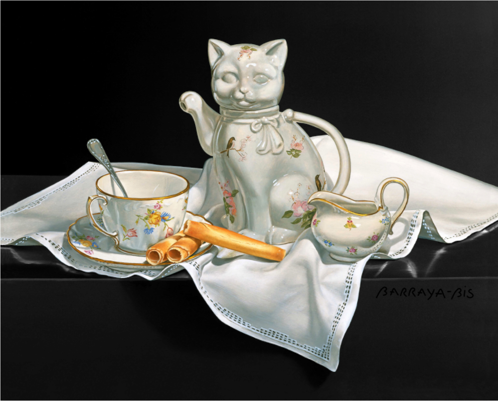 Une théière en forme de chat, ornée de délicates fleurs aux motifs très british.
avec une tasse, quelques viennoieries sur une belle nappe blanche.
