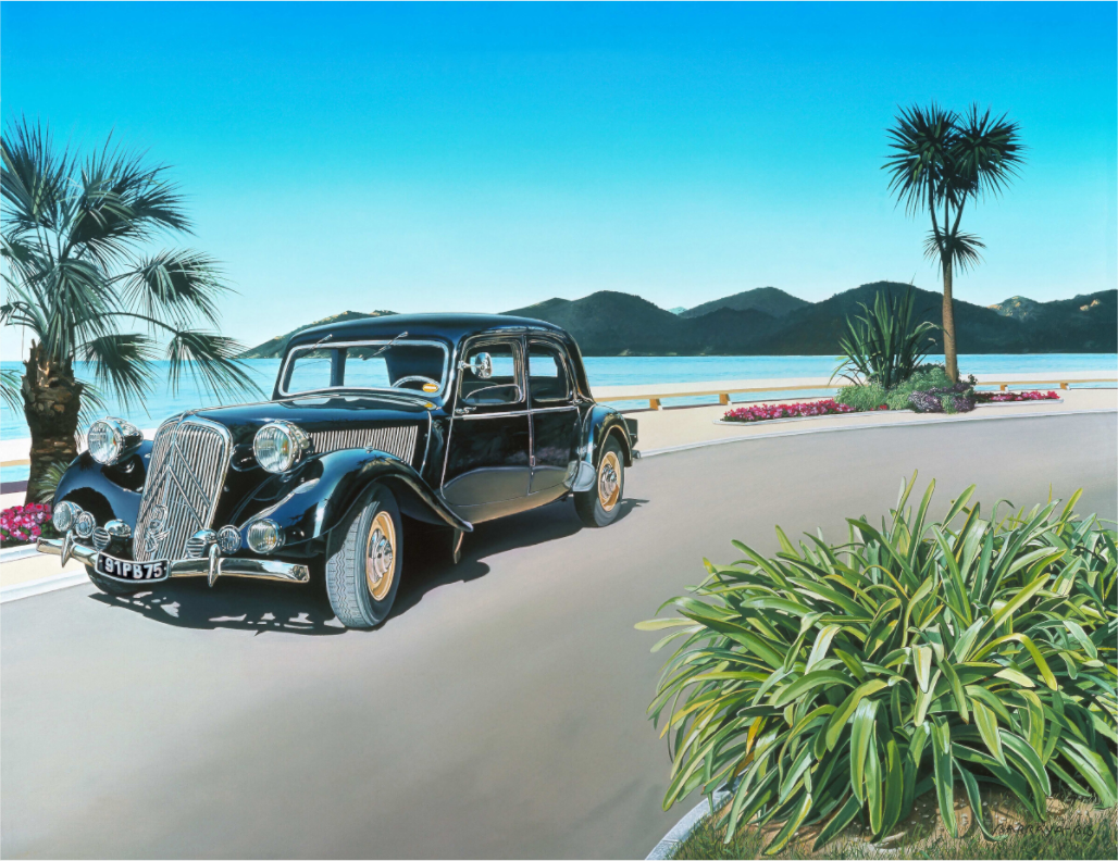 Au bord du trottoir d'une promenade à la mer, une traction noire est garée, brillante sous le soleil éclatant.