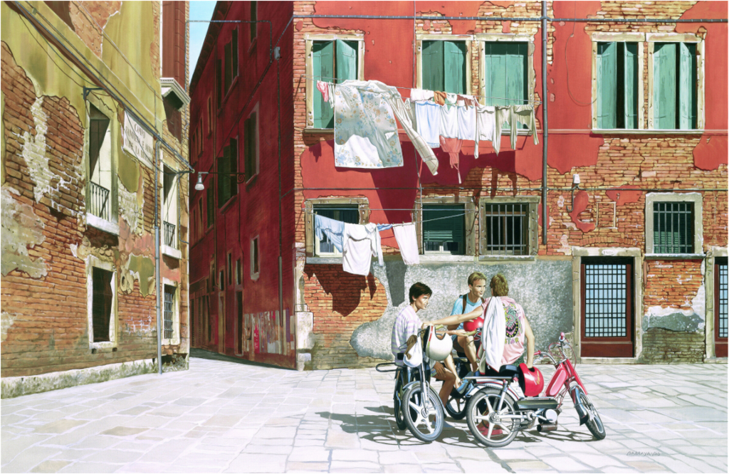 Sur une place italienne ensoleillée, avec ses ruelles et son linge aux fenêtres. Trois jeunes sur leurs mobylettes parlent de tout et de rien.