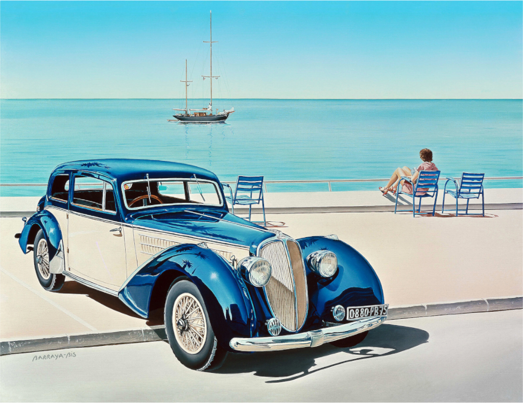 Sur la prom'. Une Delahaye beige et bleu de collection est garée en travers du trottoir  de la promenade des anglais à Nice, une jeune fille, assise sur une chaise bleu regarde un voilier sur la grande bleu. œuvre imprimée sur Alu Dibond en haute résolution./  Barraya-bis