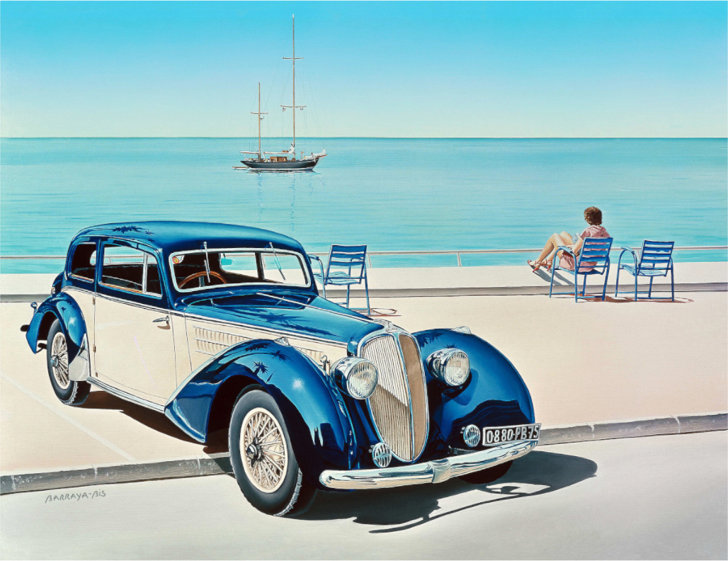 Sur la prom'. Une Delahaye beige et bleu de collection est garée en travers du trottoir  de la promenade des anglais à Nice, une jeune fille, assise sur une chaise bleu regarde un voilier sur la grande bleu. œuvre imprimée sur Alu Dibond en haute résolution./  Barraya-bis