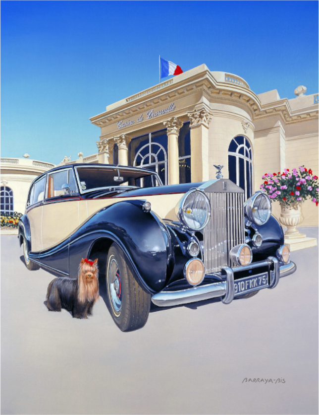 Devant le casino de Deauville, un chien majestueux, soigneusement préparé, pose. Une belle Rolls Royce, brillamment polie, se dresse en arrière-plan