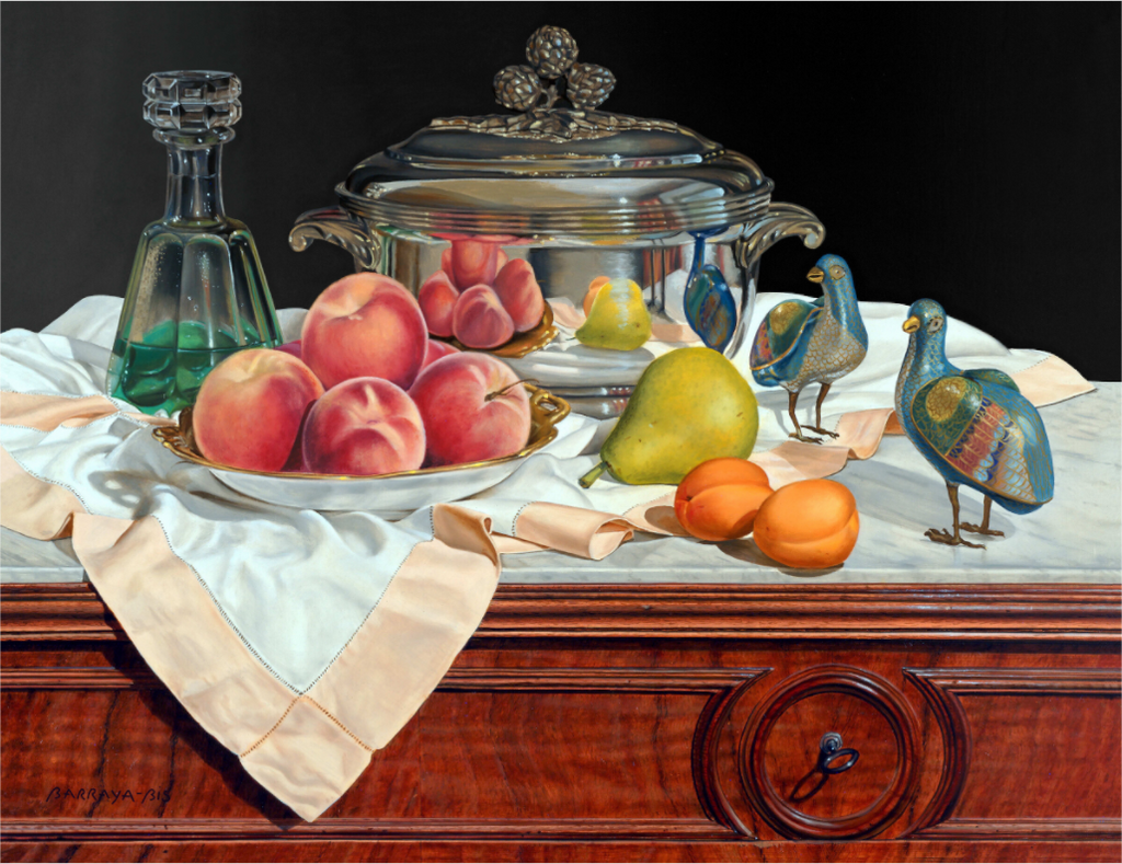 Peinture de Pierre Barraya — Nature morte avec pêches, poire, abricots, carafe en verre, soupière en argent et figurines d'oiseaux, composition riche et élégante, réalisme contemporain