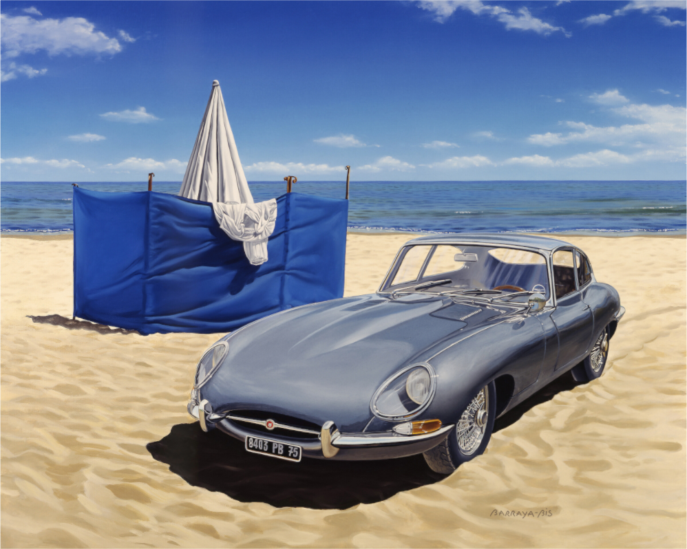 Peinture de Pierre Barraya — Jaguar Type-E iconique face à un paravent bleu sur plage déserte, design automobile vintage et esthétique épurée, reproduction sur Dibond ou Plexiglas, réalisme contemporain